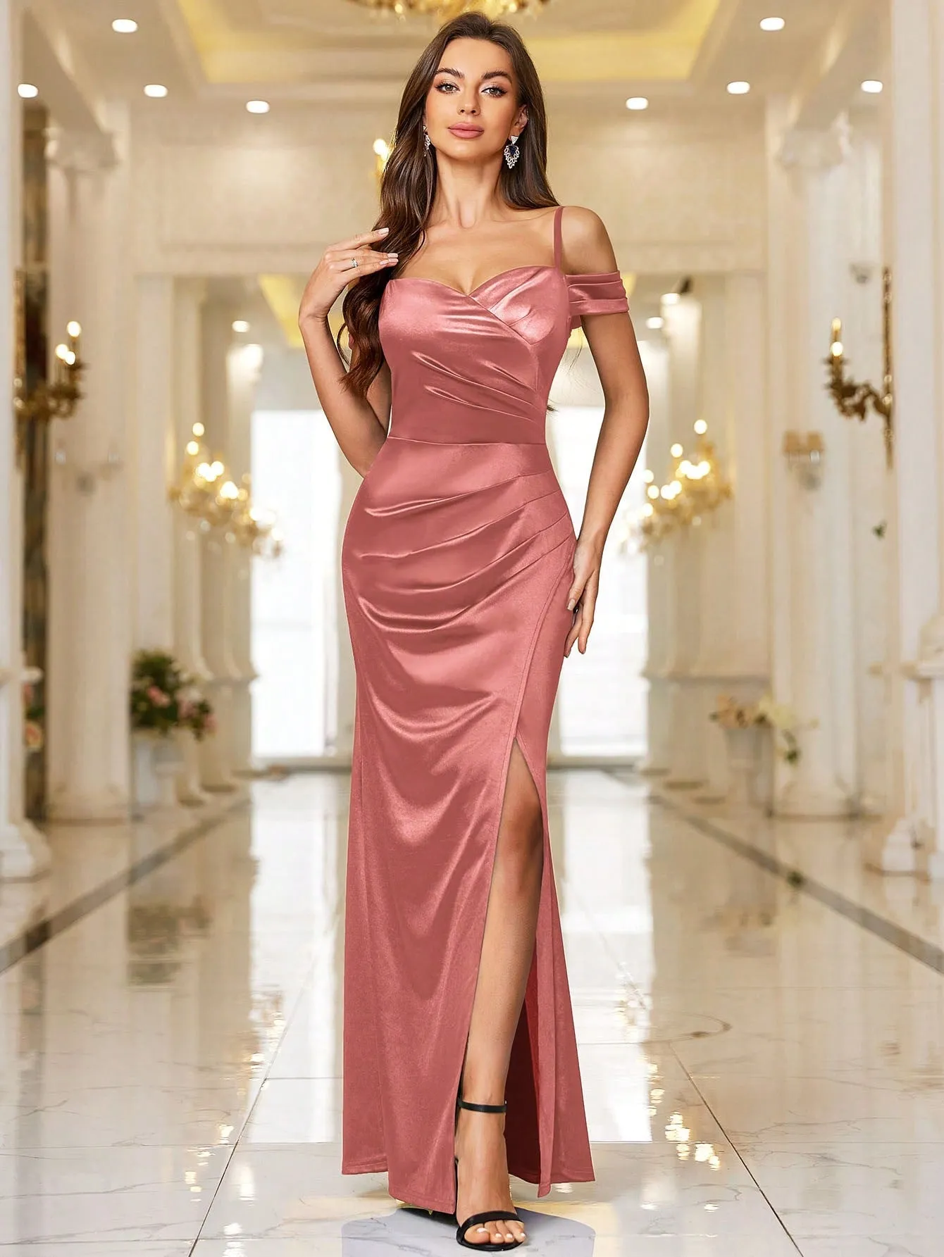 Vestido largo de satén con hombros descubiertos