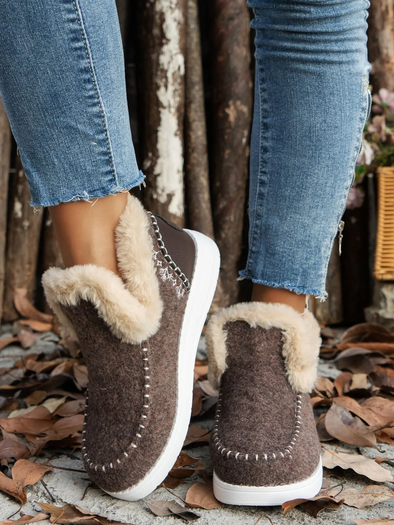 Women's Furry Suede Flat Sneakers with Round Toe | Cozy Comfort and Style