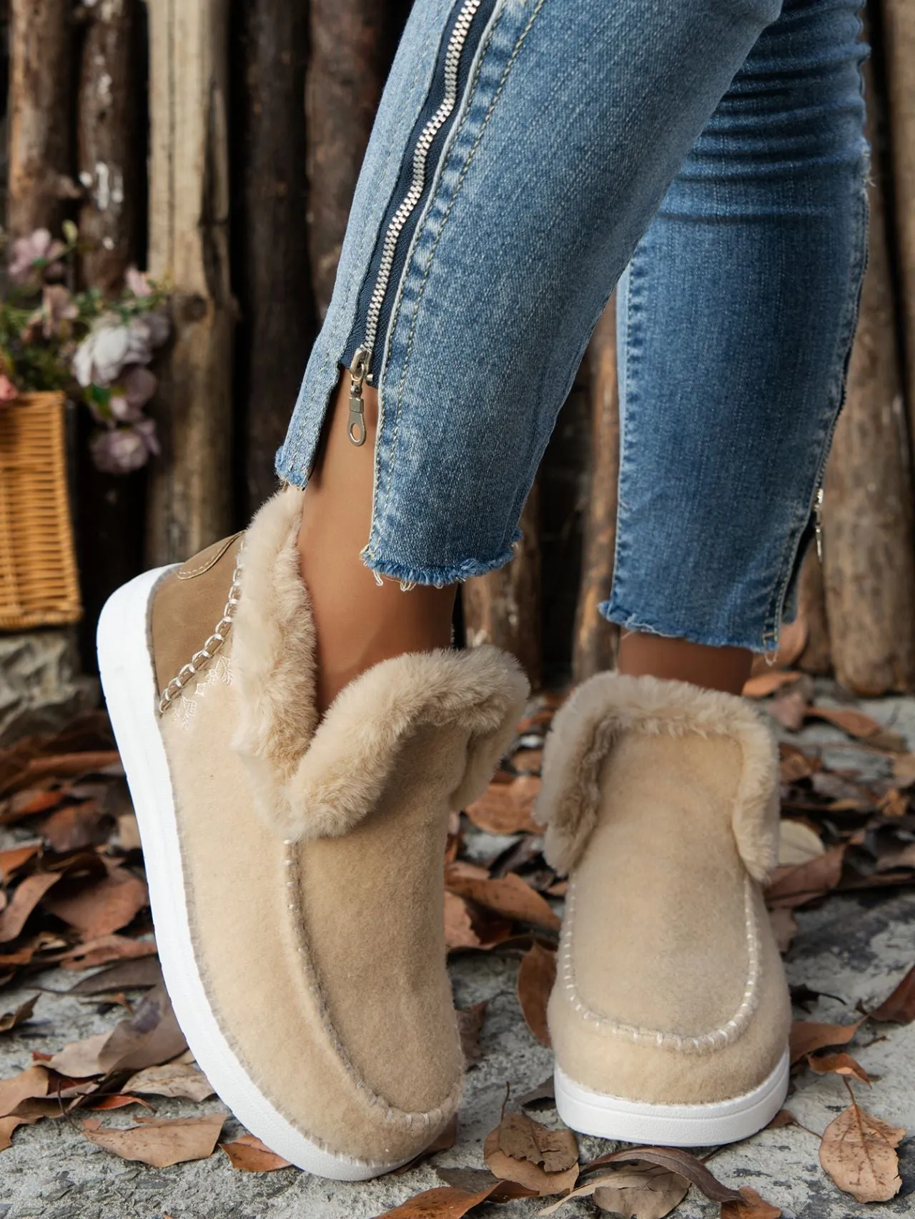 Women's Furry Suede Flat Sneakers with Round Toe | Cozy Comfort and Style