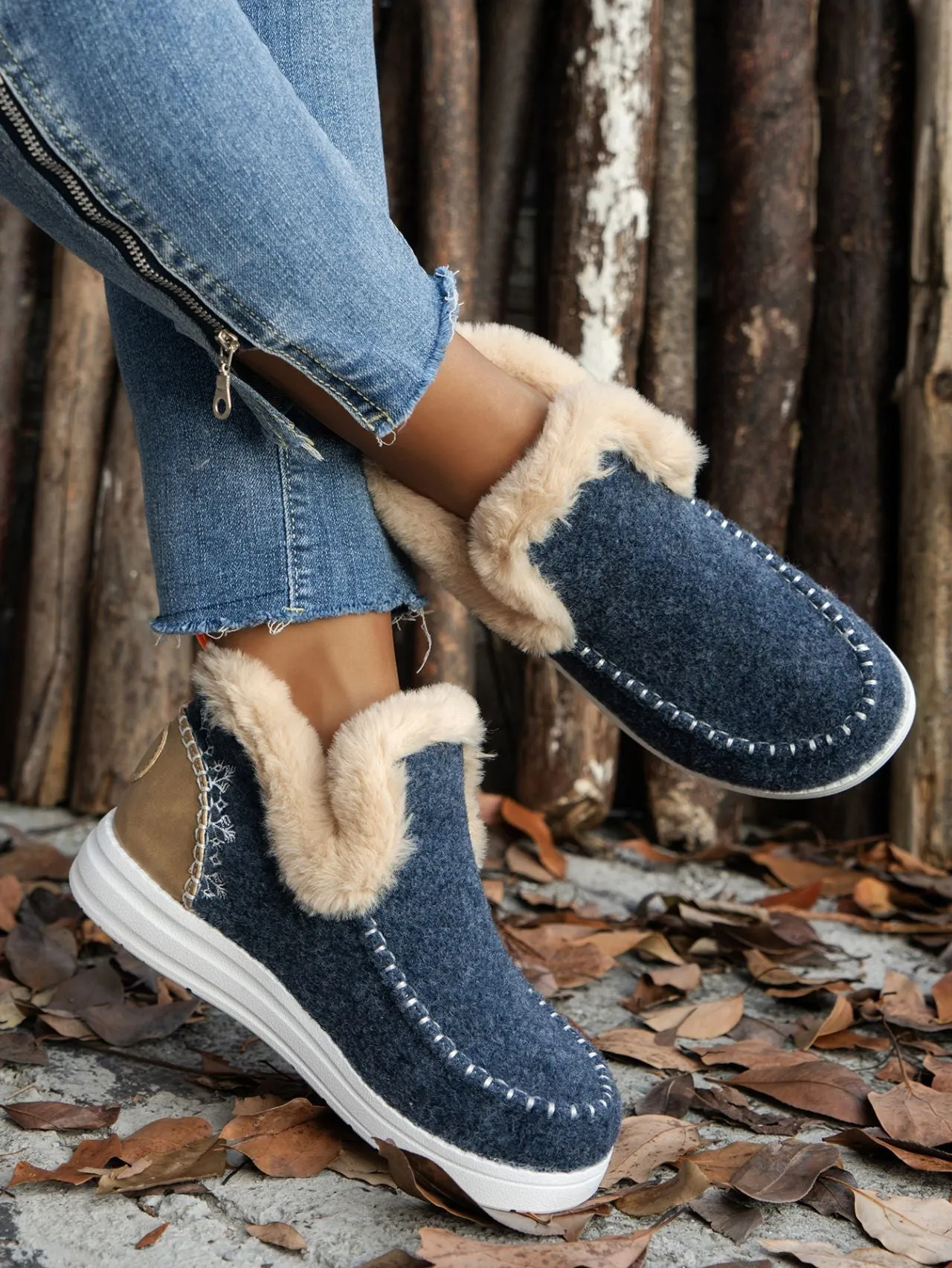 Women's Furry Suede Flat Sneakers with Round Toe | Cozy Comfort and Style