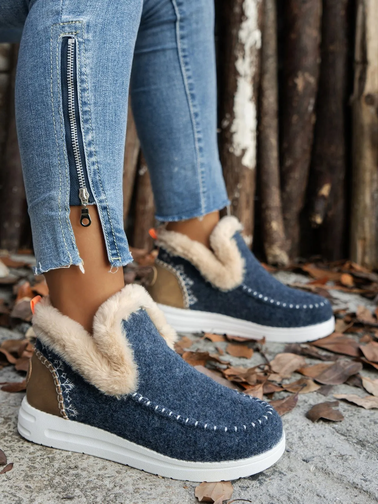 Women's Furry Suede Flat Sneakers with Round Toe | Cozy Comfort and Style